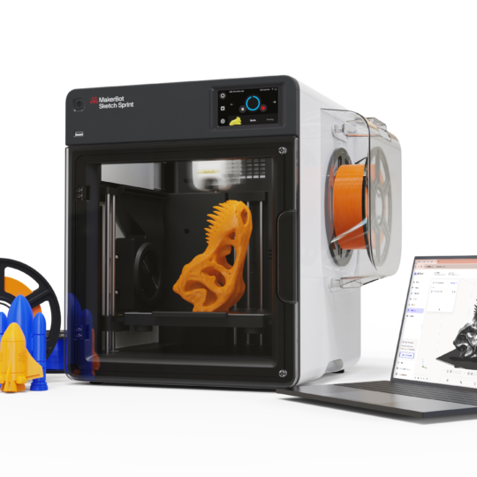 sketch printer with filament and laptop